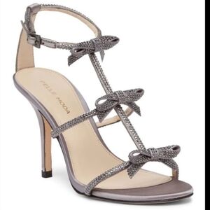 $175 Pelle Moda Kiss Strappy Sandal Women's Size 8.5 Grey Silver Bows Rhinestone